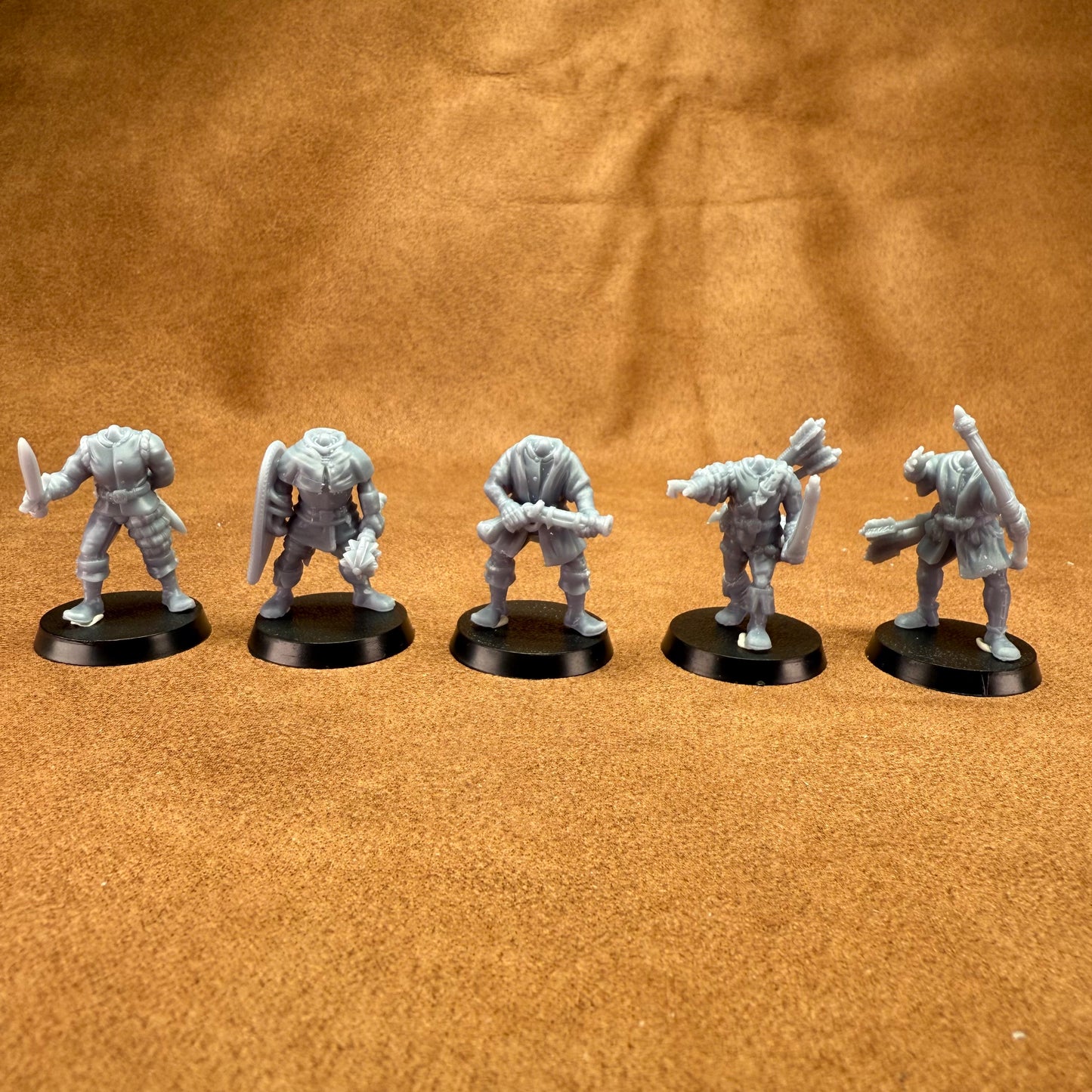5 resin 28mm male and female medieval hunters on plastic bases miniatures without heads for customisation