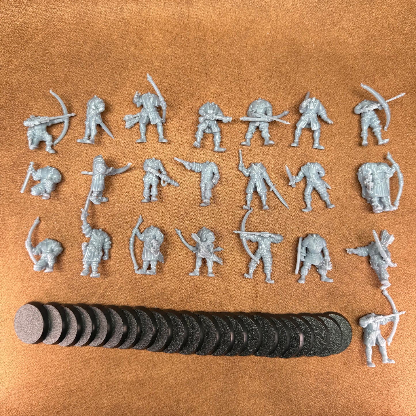 22 resin 28mm male and female medieval hunters on plastic bases miniatures without heads for customisation