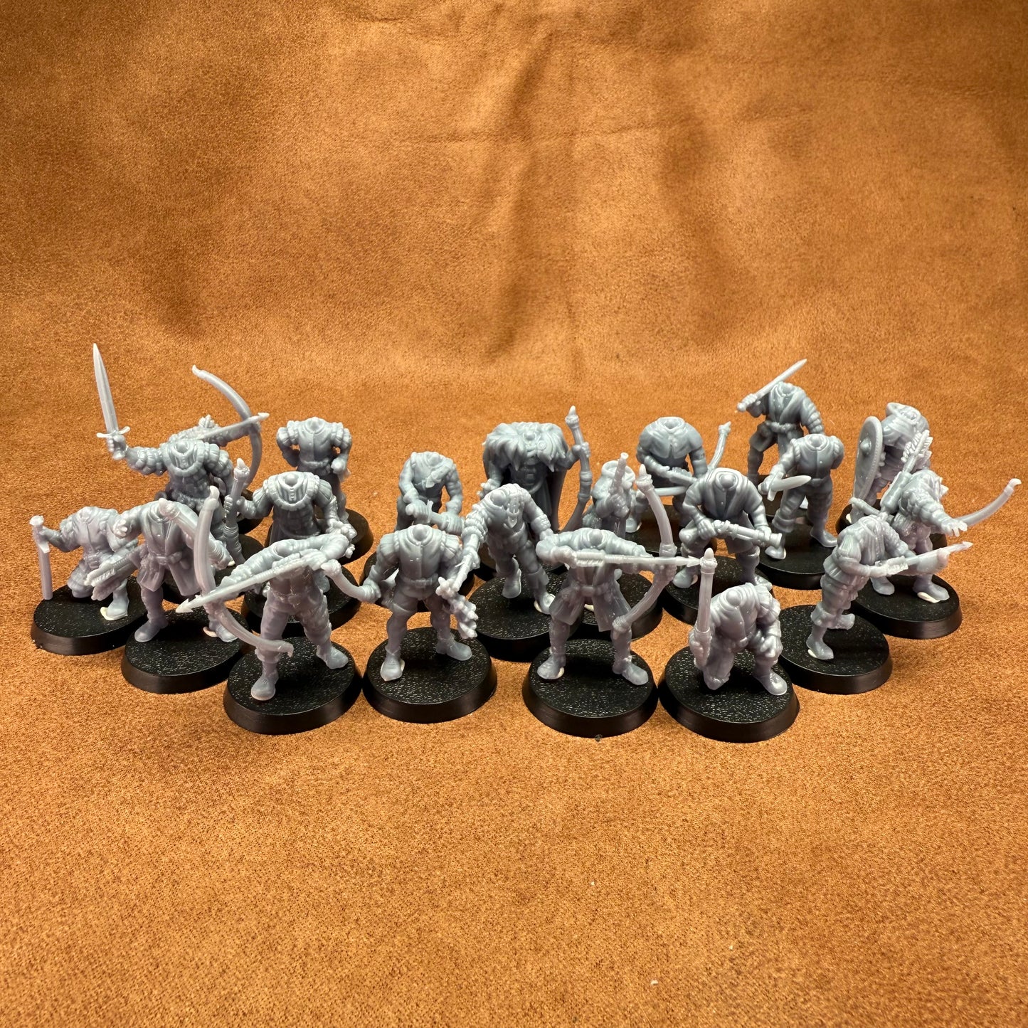 22 resin 28mm male and female medieval hunters on plastic bases miniatures without heads for customisation