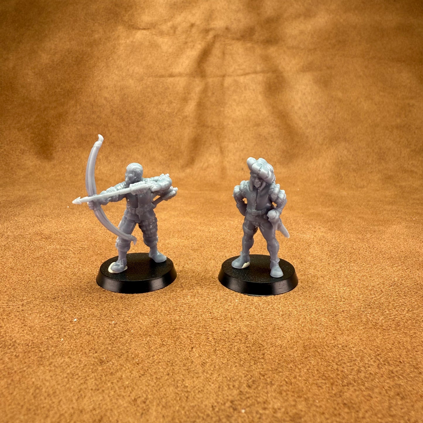 2 resin 28mm male and female medieval hunters on plastic bases miniatures