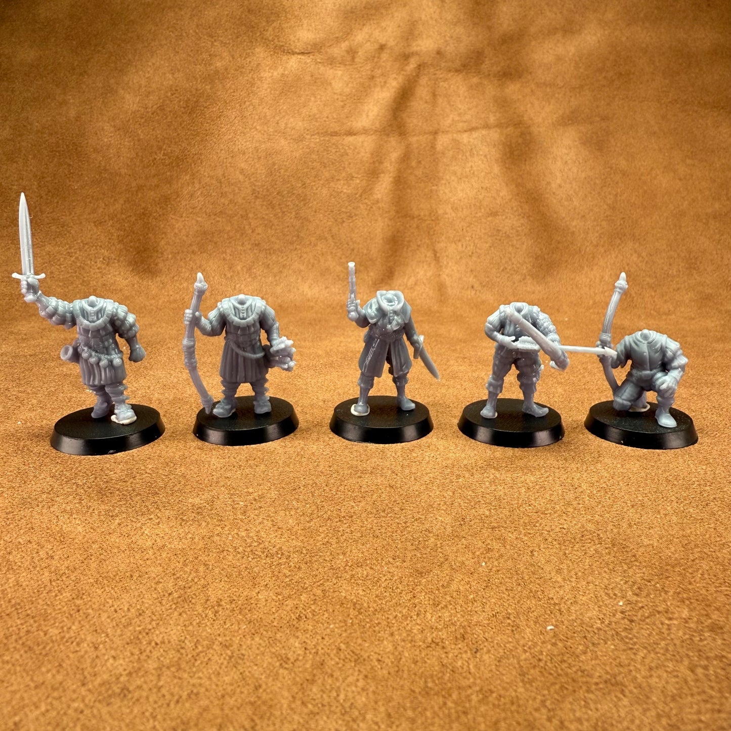5 resin 28mm male and female medieval hunters on plastic bases miniatures without heads for customisation