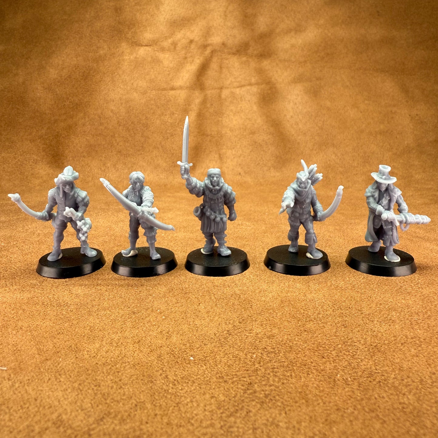 5 resin 28mm male and female medieval hunters on plastic bases miniatures
