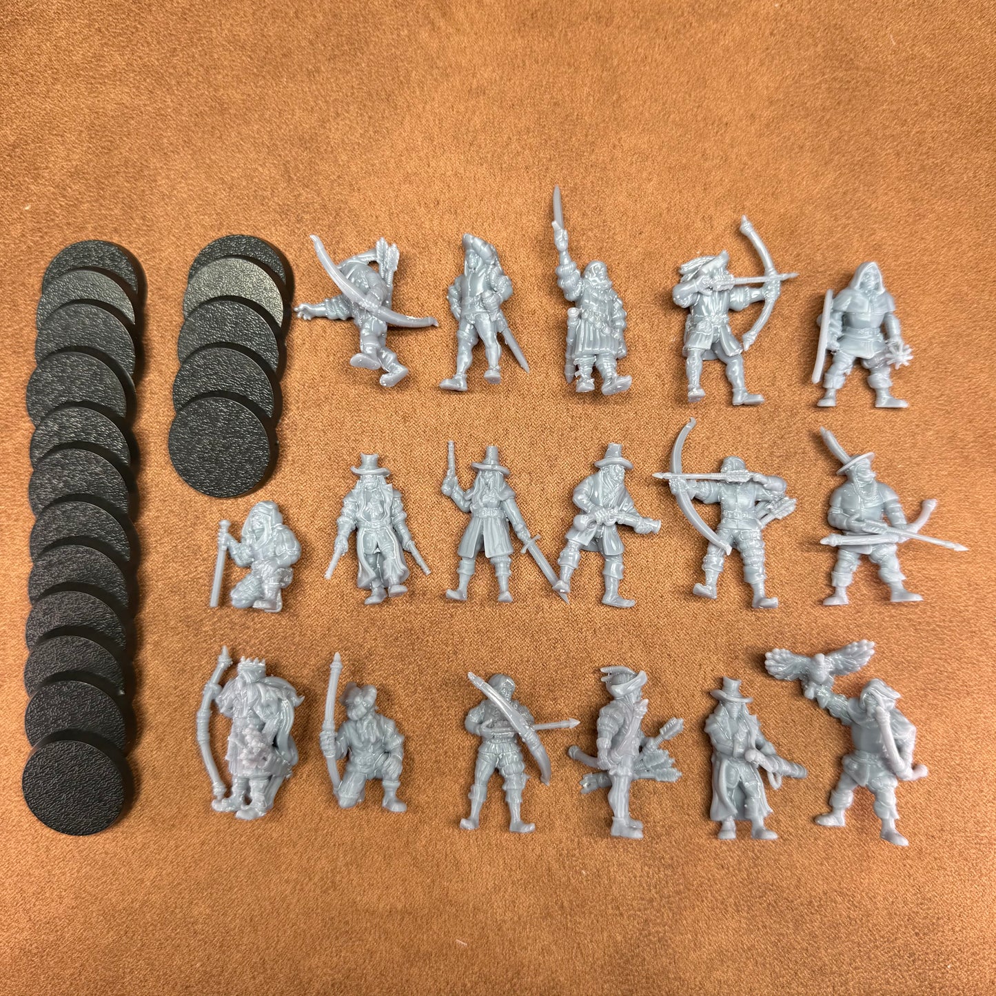 17 resin 28mm male and female medieval hunters on plastic bases miniatures