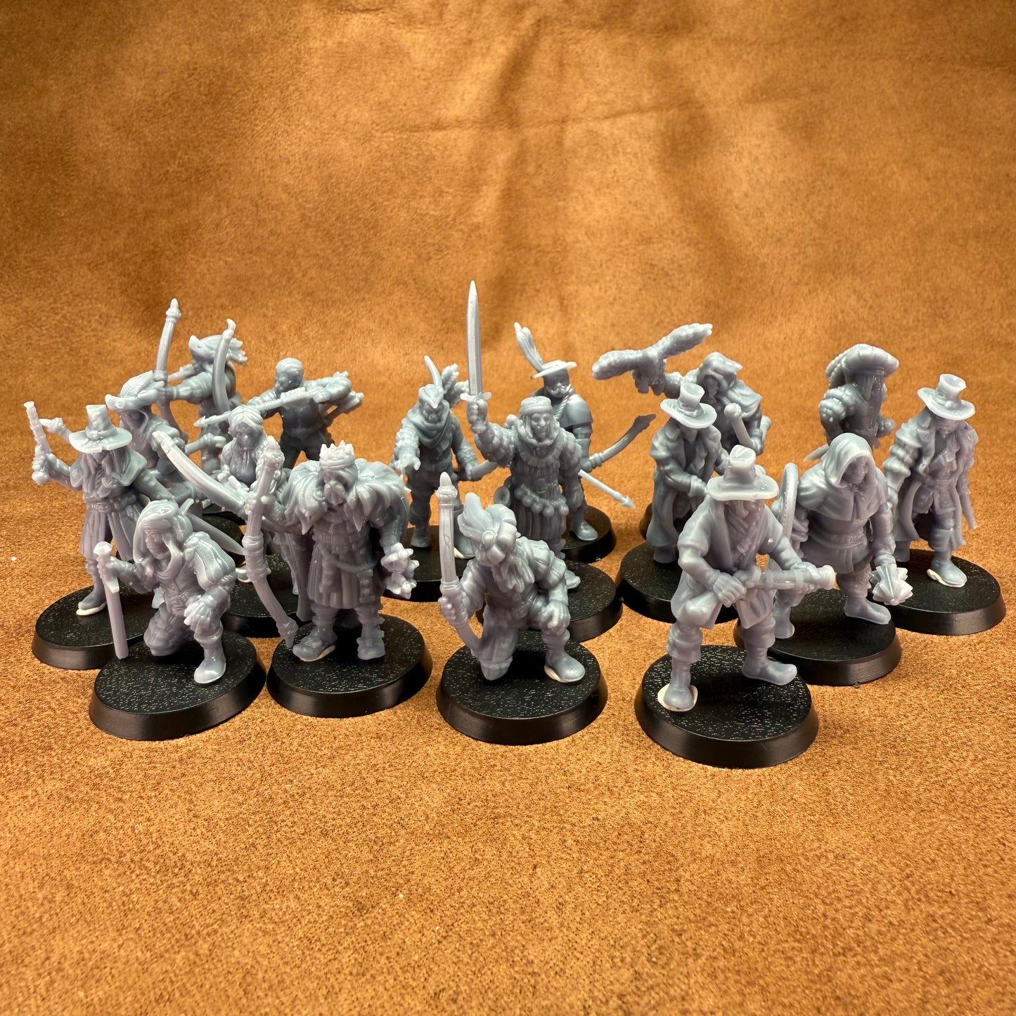 17 resin 28mm male and female medieval hunters on plastic bases miniatures