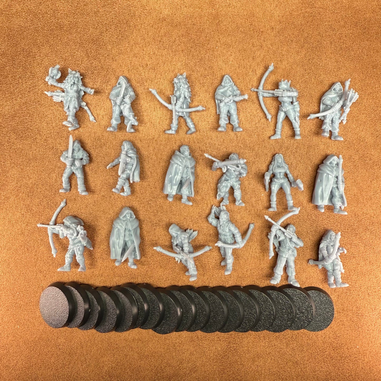18 resin 28mm male and female medieval poachers on plastic bases miniatures