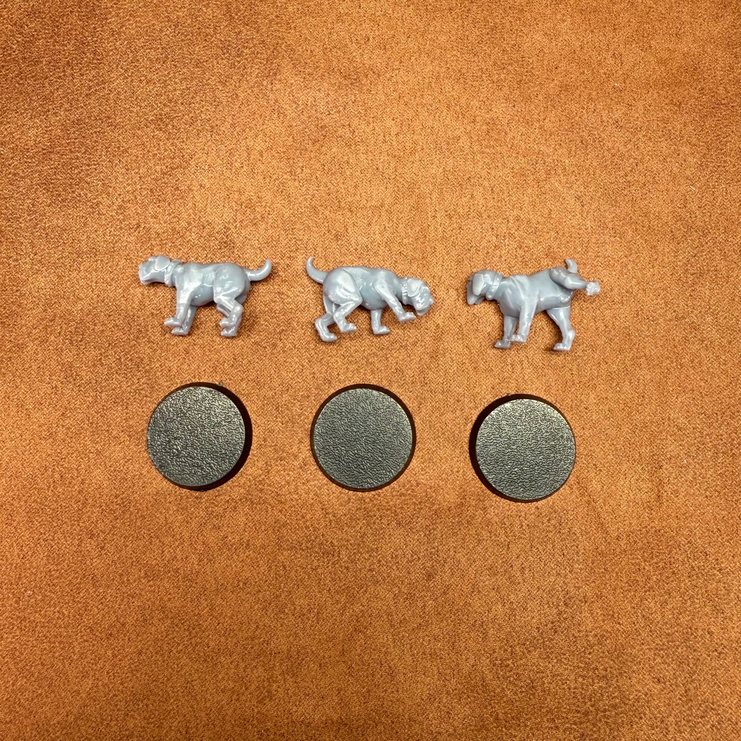 3 resin 28mm hounds dog miniature figures on plastic bases
