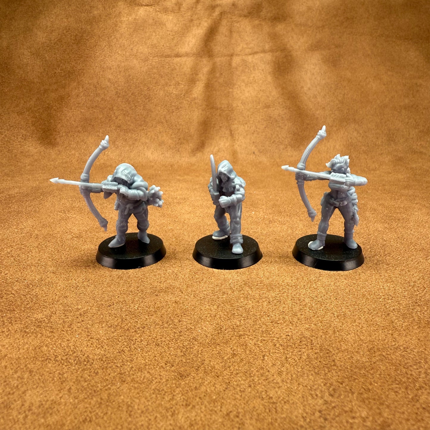 3 resin 28mm male and female medieval poachers on plastic bases miniatures