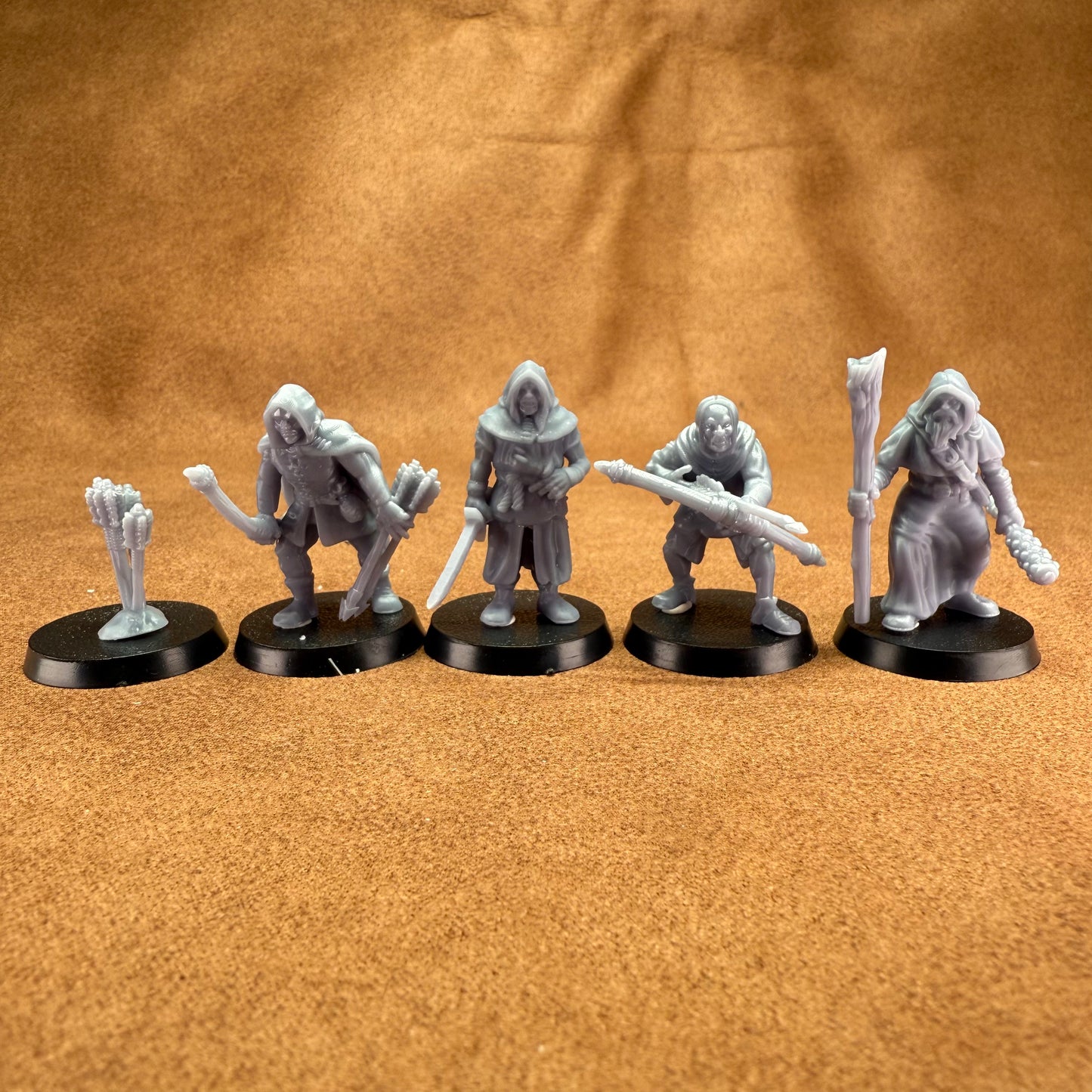 4 resin 28mm male and female medieval archers on plastic bases miniatures