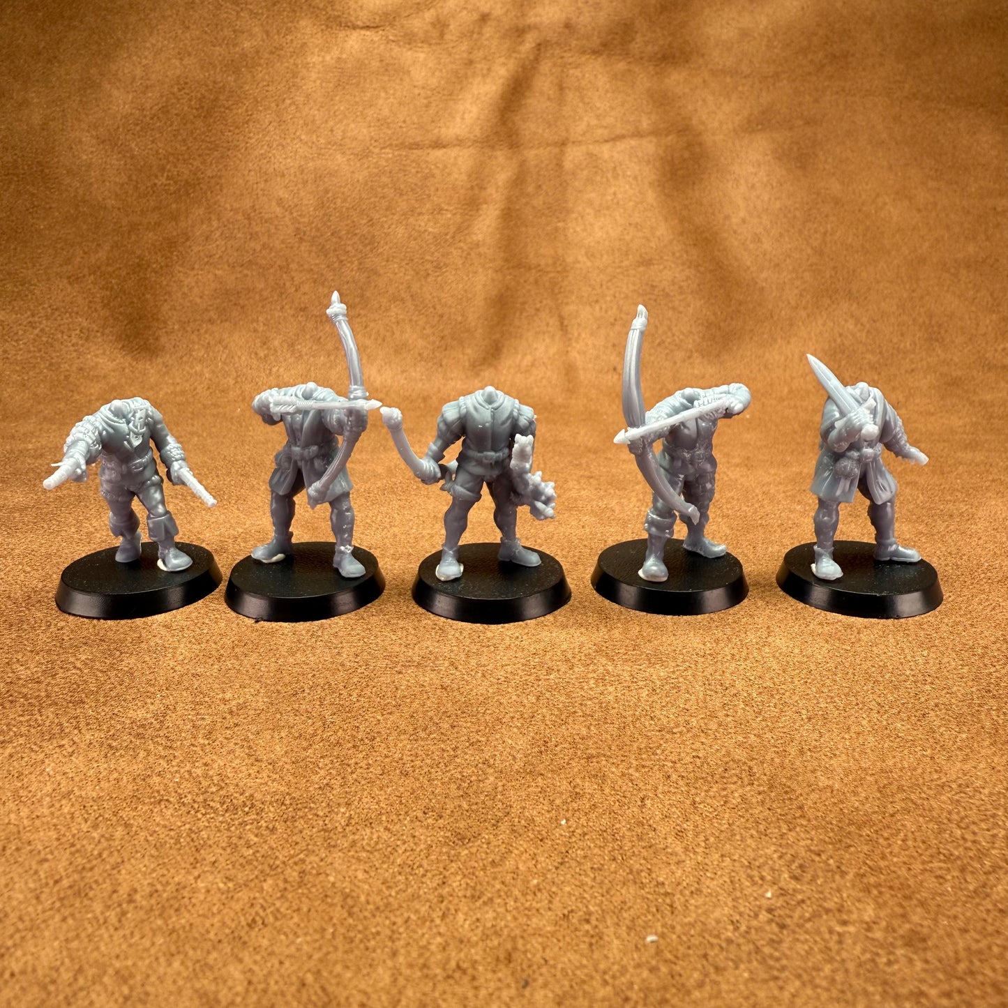 5 resin 28mm male and female medieval hunters on plastic bases miniatures without heads for customisation inc musket pistols