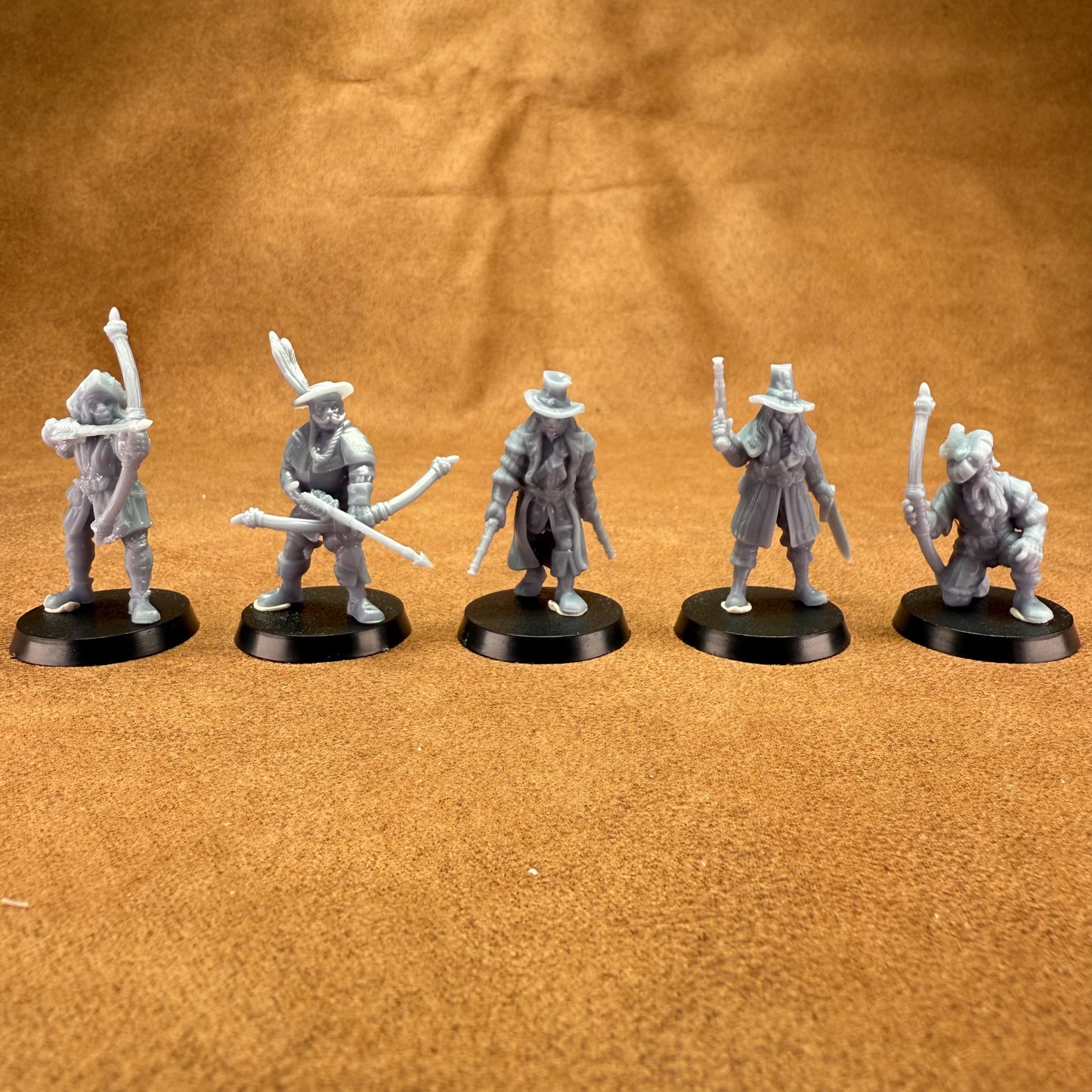 5 resin 28mm male and female medieval hunters on plastic bases miniatures