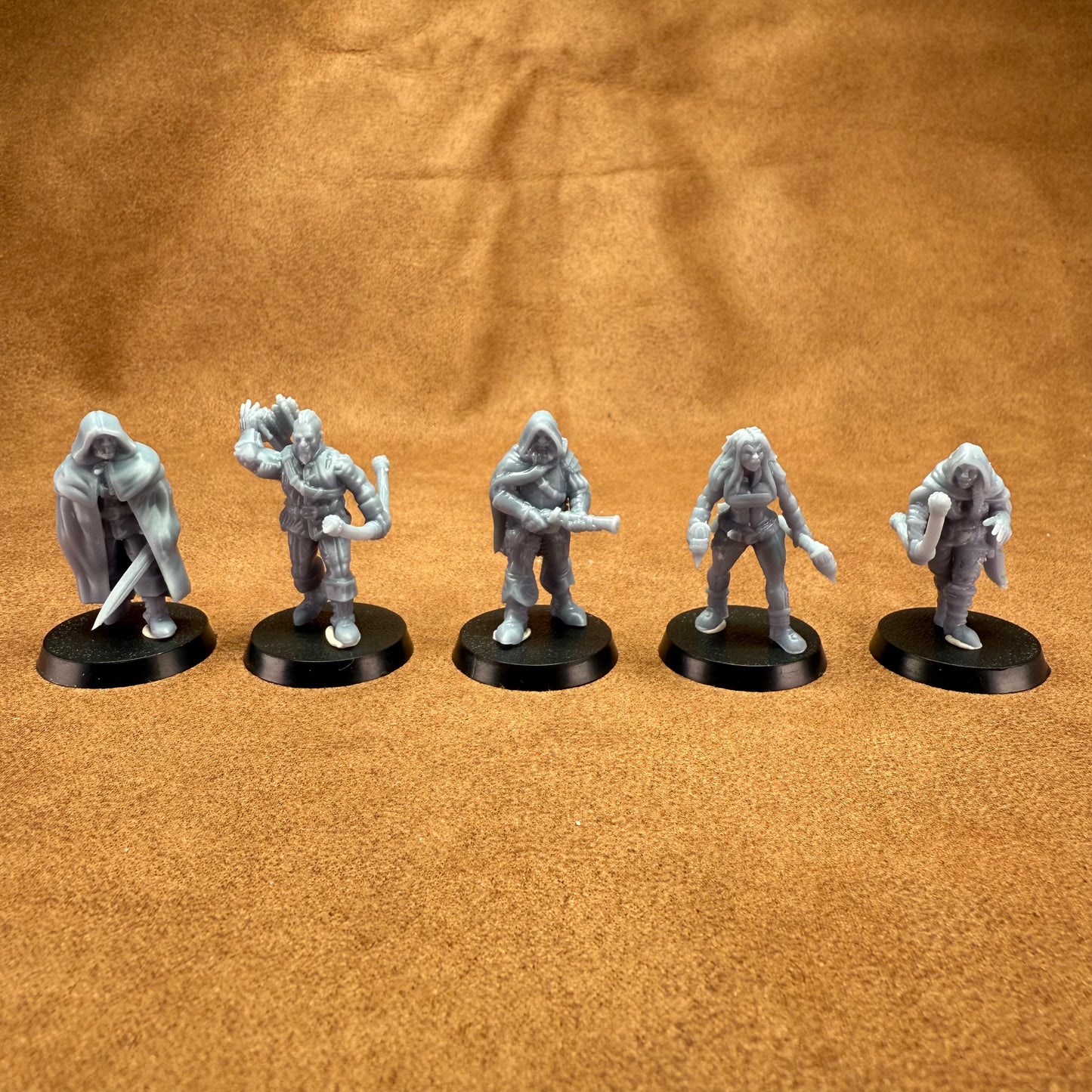 5 resin 28mm male and female medieval poachers on plastic bases miniatures including one with a blunderbuss gun cloak