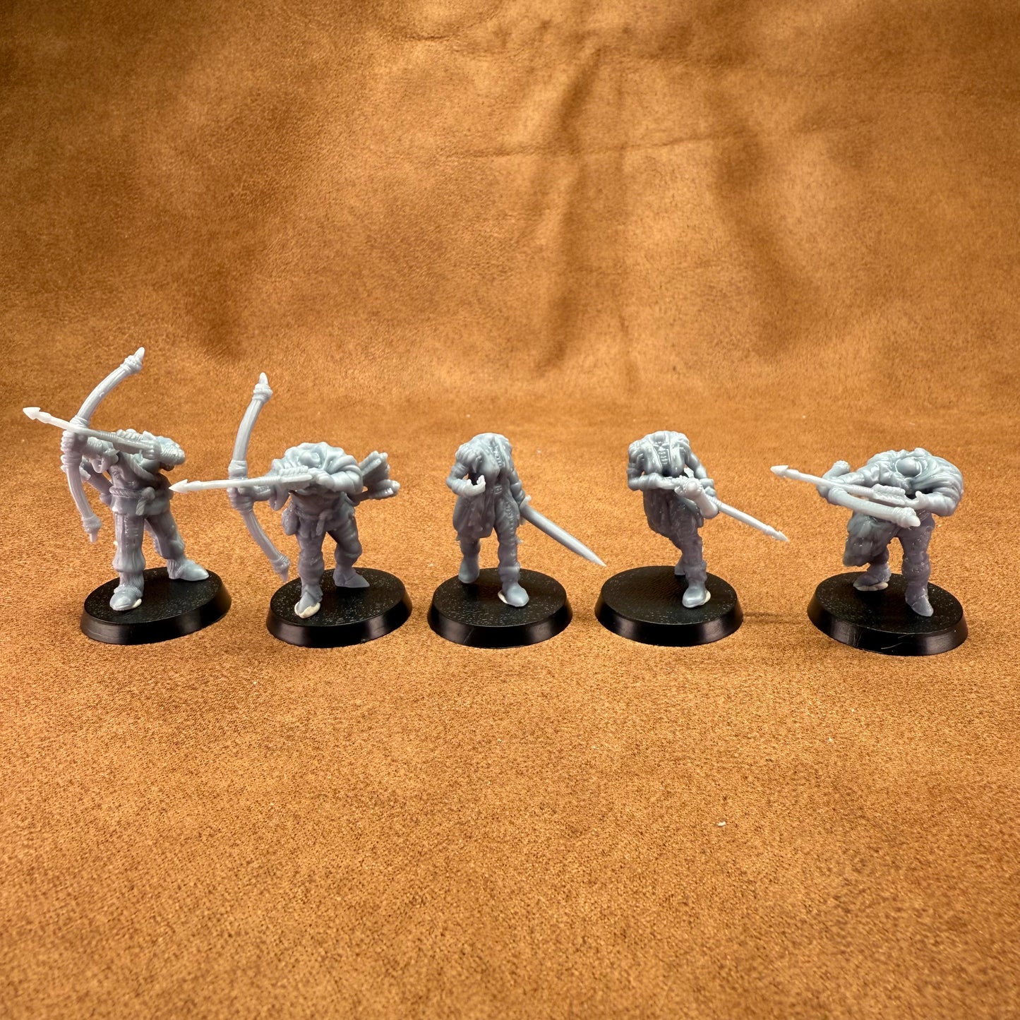 5 resin 28mm male and female medieval archer without heads to allow more customisation including one carrying a sword