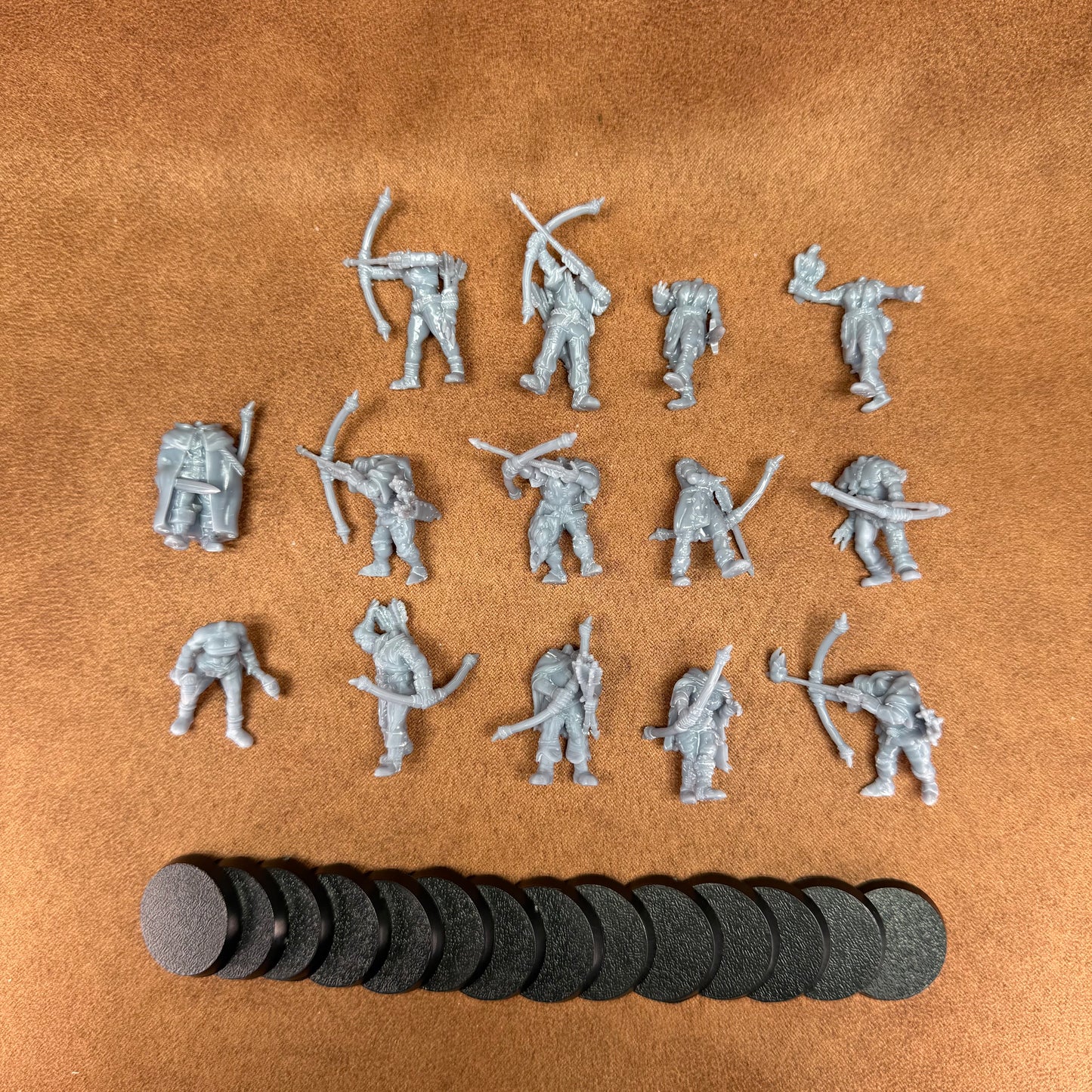 14 resin 28mm male and female medieval poacher without heads to allow more customisation including their bases