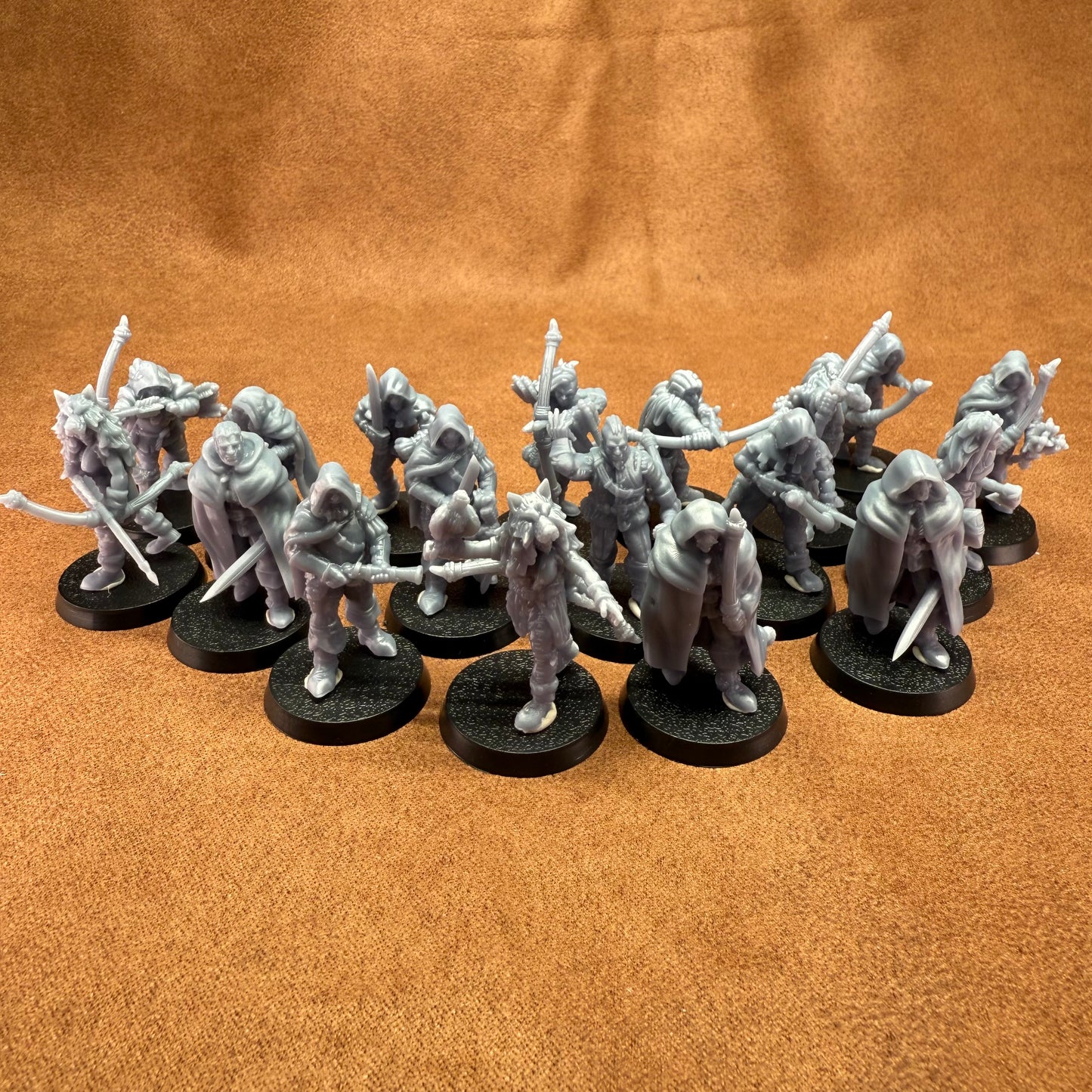 18 resin 28mm male and female medieval poachers on plastic bases miniatures