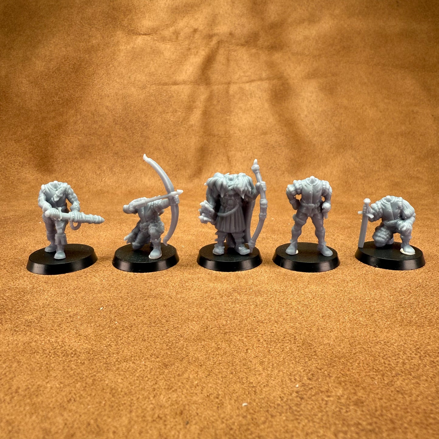 5 resin 28mm male and female medieval hunters on plastic bases miniatures without heads for customisation