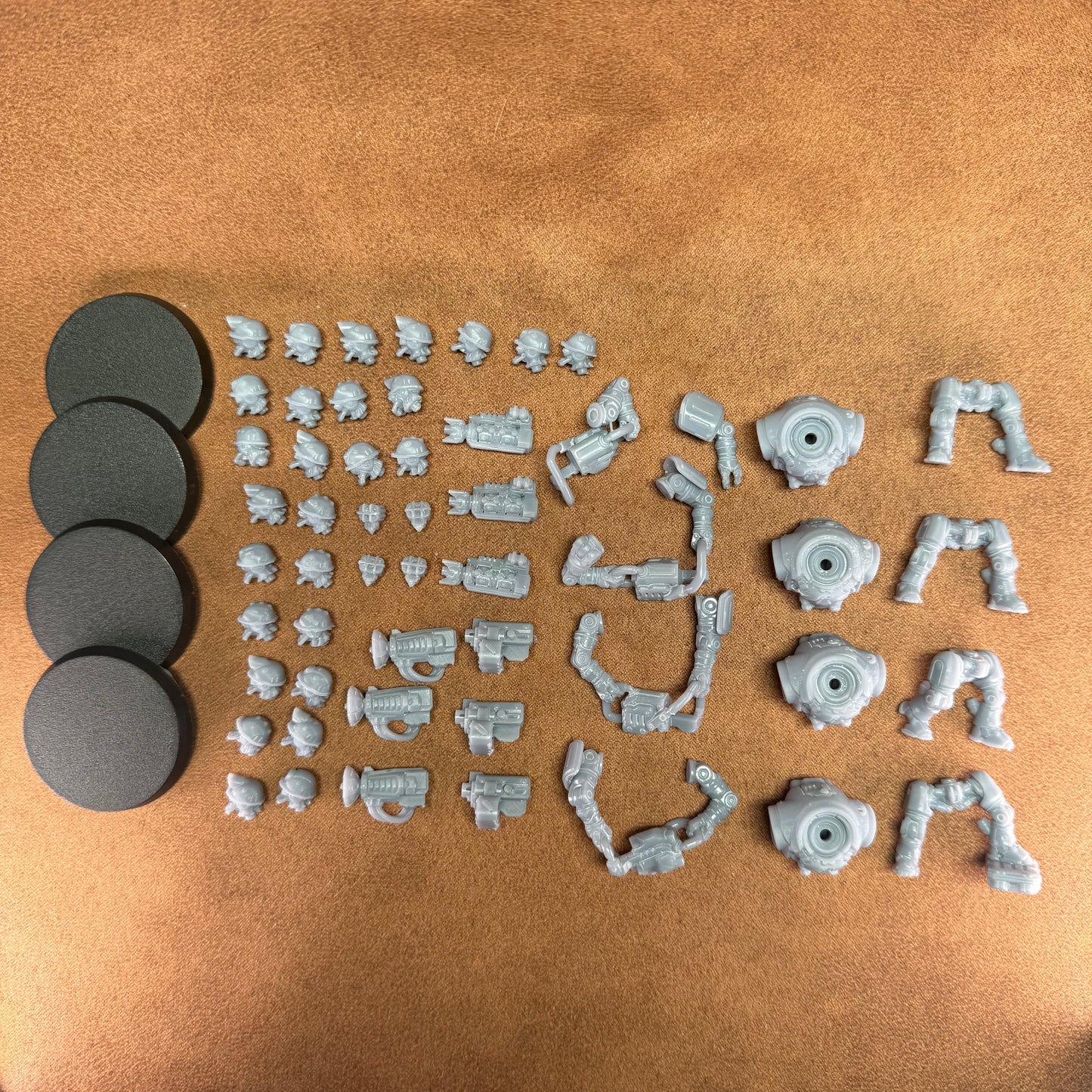 32mm scale miniature space dwarf robot droid in resin on a plastic base