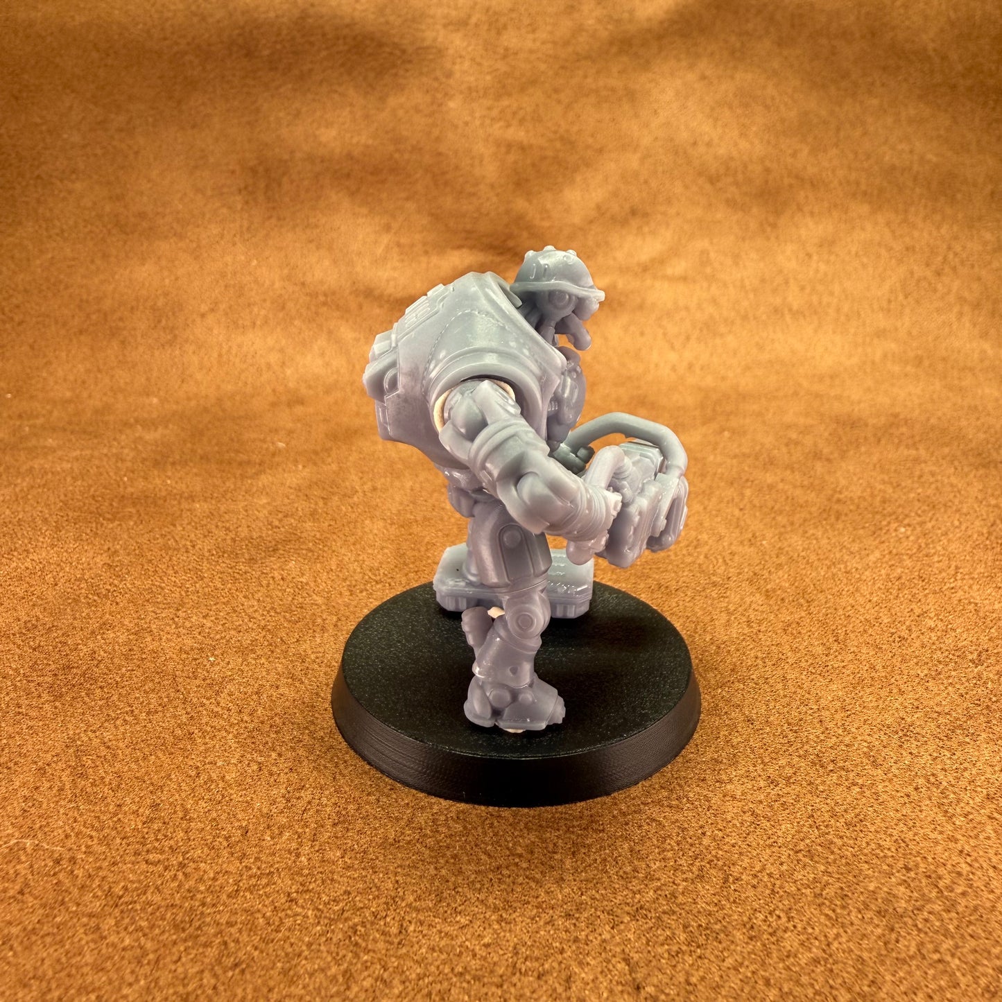 32mm scale miniature space dwarf robot droid in resin on a plastic base