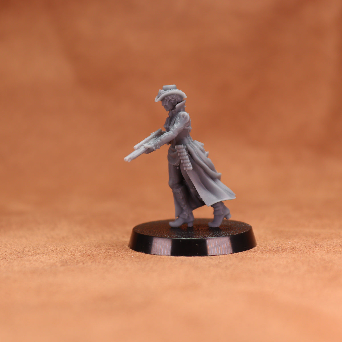 Front view of an Ordinatae Venatrices miniature holding a rifle diagonally