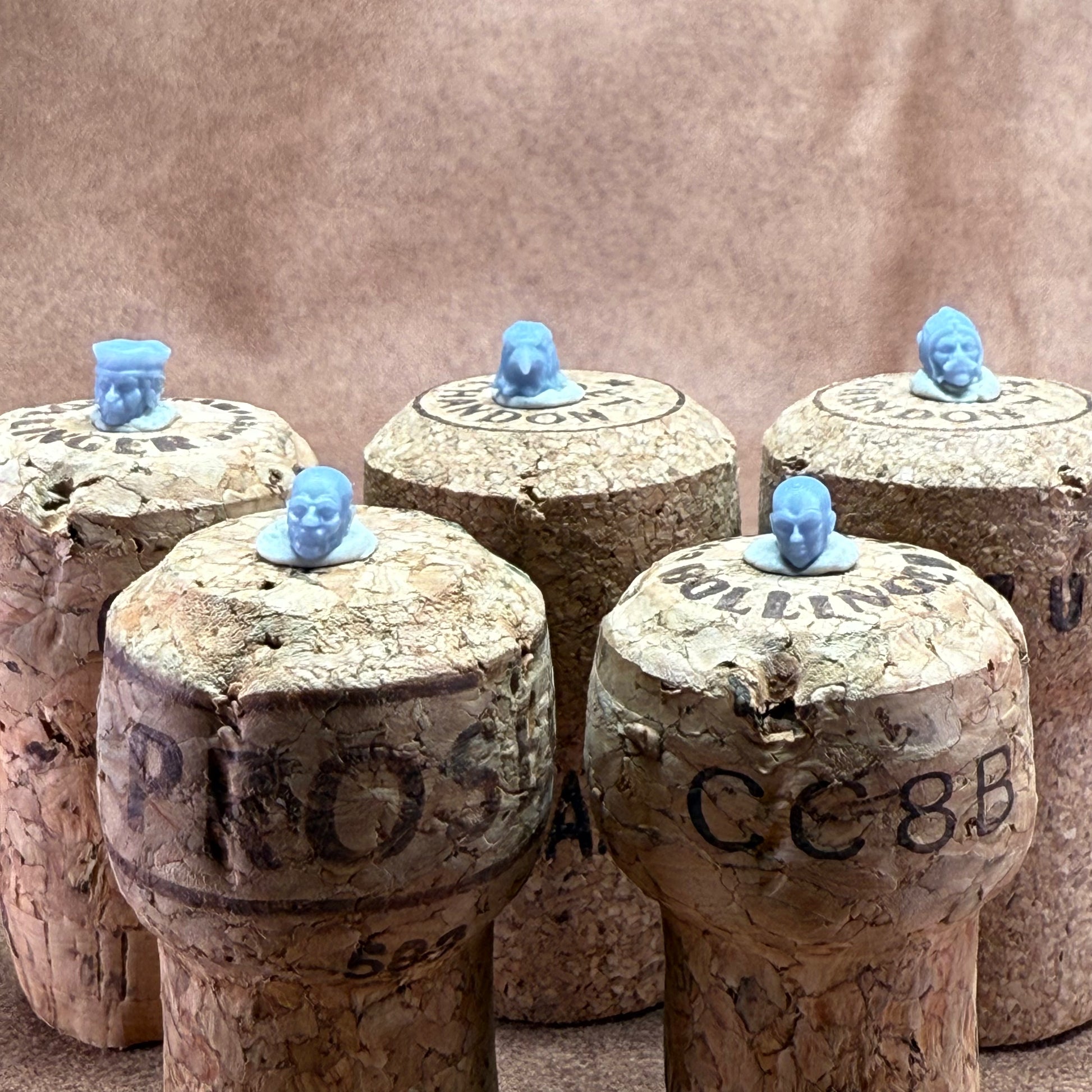 Unique heads for customising 28mm medieval miniatures models