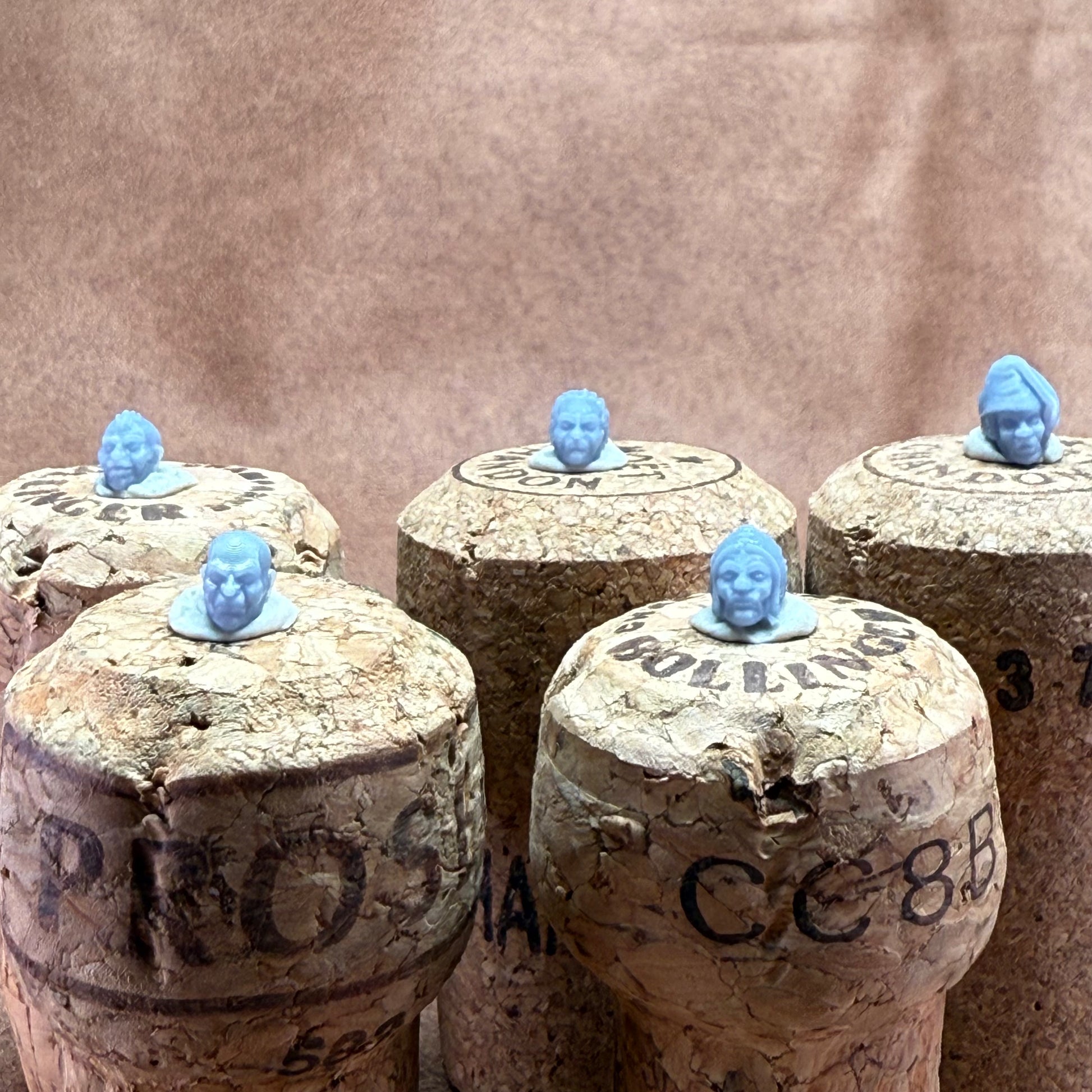 Unique heads for customising 28mm medieval miniatures models