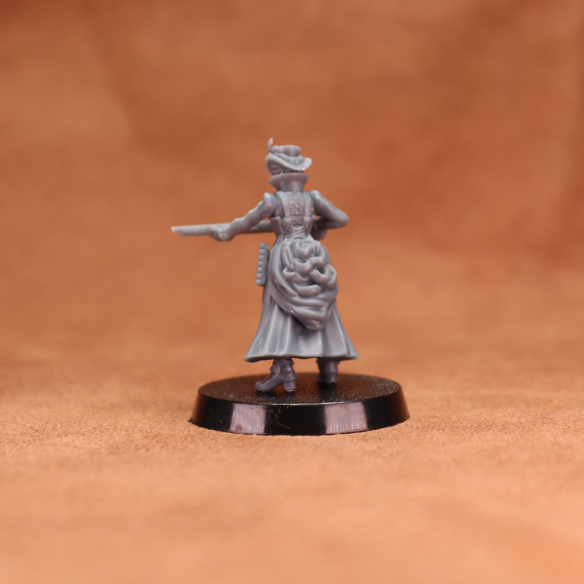 Rear view of an Ordinatae Venatrices miniature showing laced clothing and layered coat