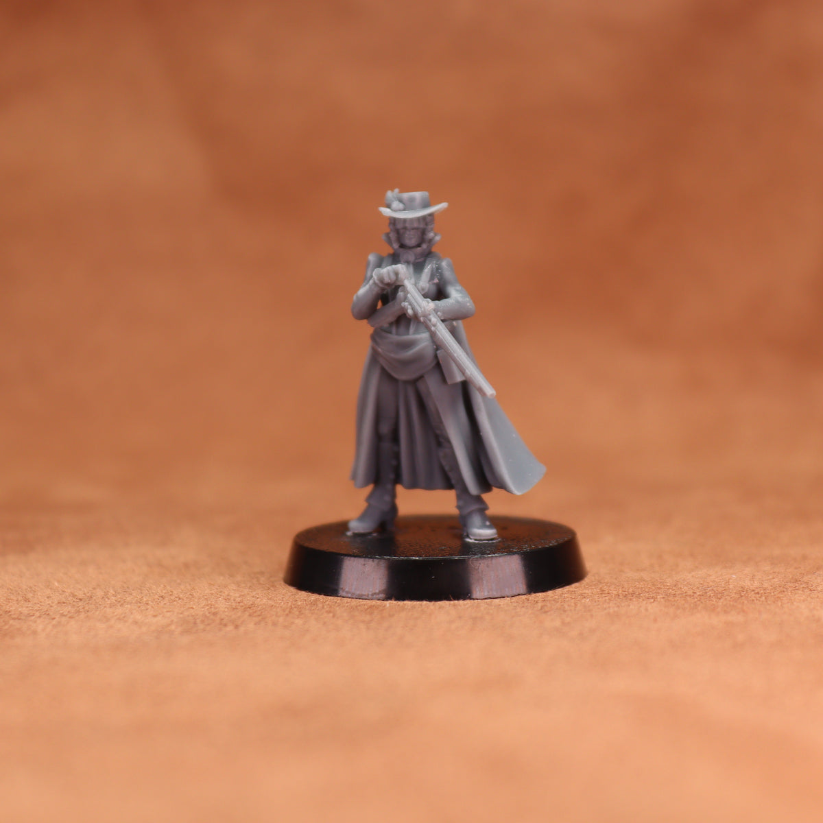 Front view of an Ordinatae Venatrices miniature holding a rifle diagonally