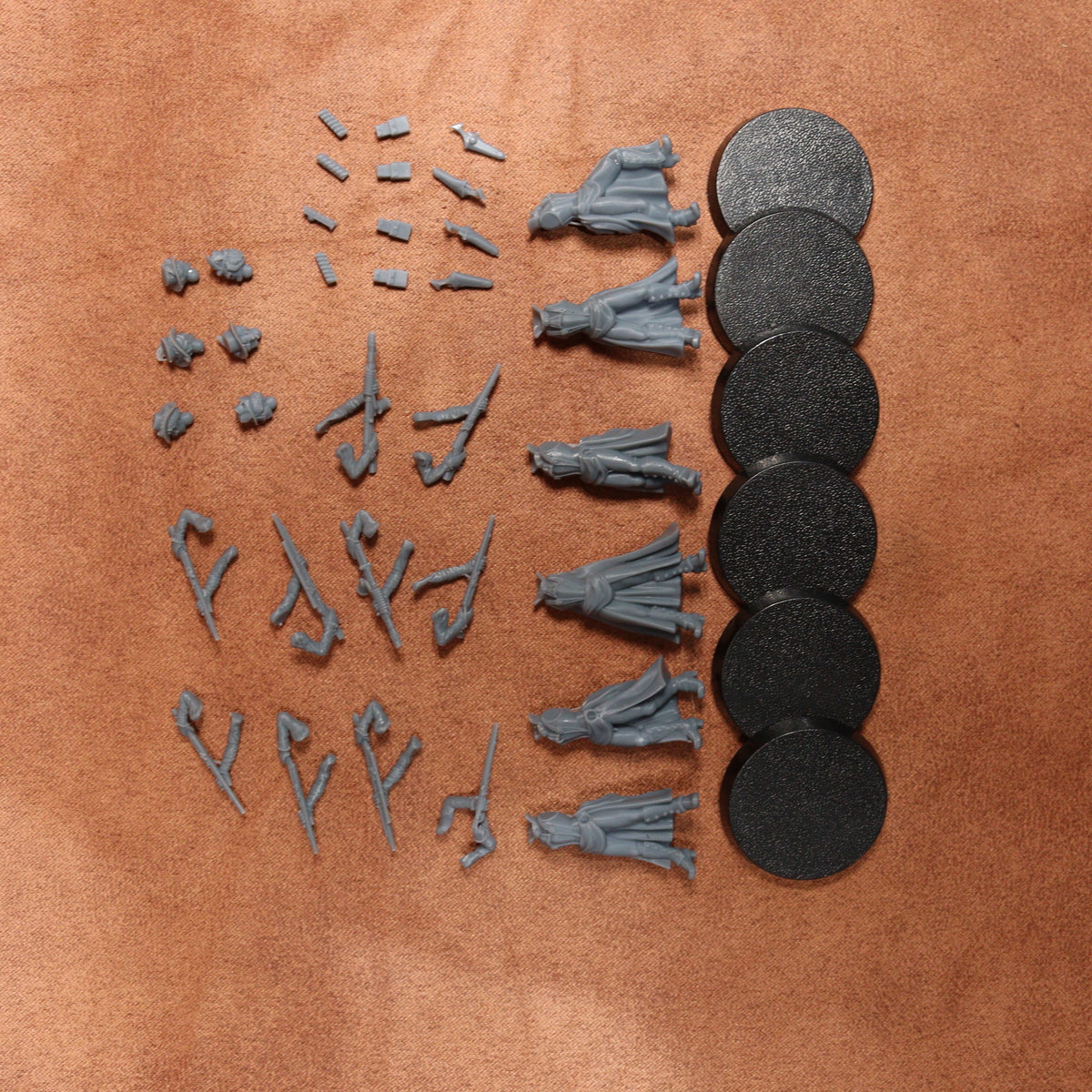 Unassembled Ordinatae Venatrices kit with six bodies, separate heads, rifle arms and six round bases